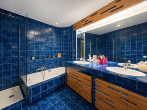 Duschwanne, kostenlose Toilettenartikel, Haartrockner, Bidet