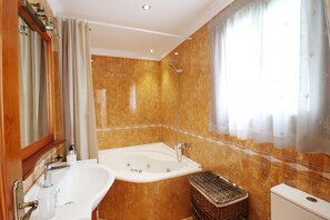 Bathtub, hair dryer, towels - 1016 Casa Murillo (Nerja)