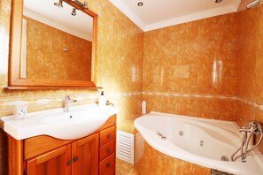 浴槽、ヘアドライヤー、タオル