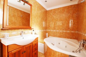 Baignoire, sèche-cheveux, serviettes fournies