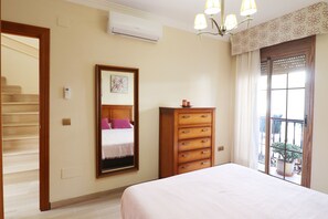 2 chambres, coffres-forts dans les chambres, fer et planche à repasser