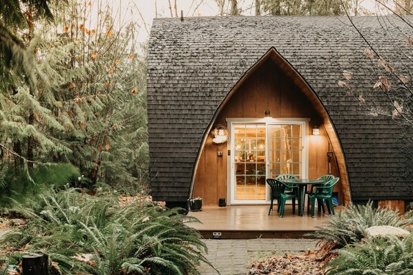 Outdoor dining - Mt. Baker Rim Cabin #78 - WiFi - Pets OK (Glacier)