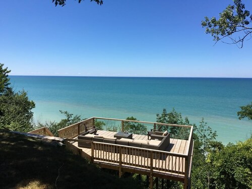 Beautiful Lakeview Property with the private beach