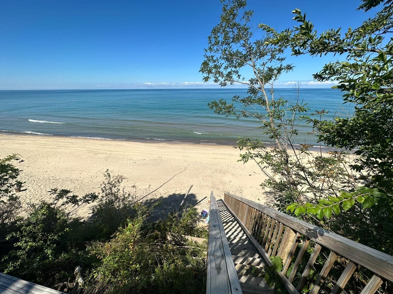 Beach nearby, sun loungers, beach towels