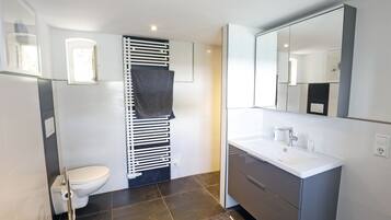 Douche, sèche-cheveux, serviettes fournies, papier toilette