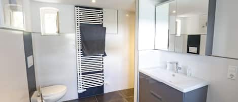 Dusche, Haartrockner, Handtücher, Toilettenpapier