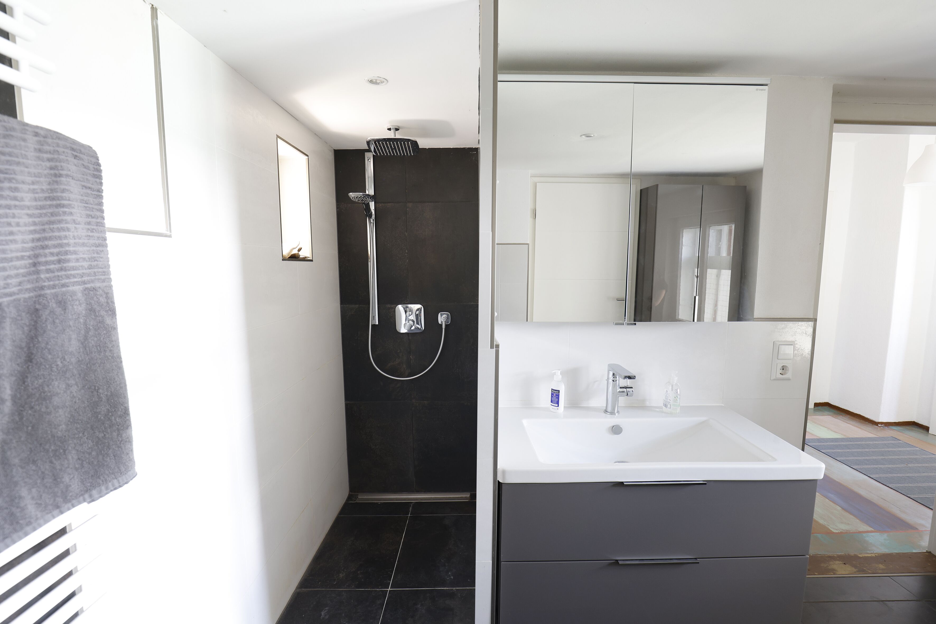 Douche, sèche-cheveux, serviettes fournies, papier toilette