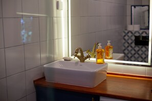 Baño | Ducha, secador de pelo y toallas