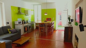 A compact living space with a kitchen, dining area, and a sofa. - Provencal loft with terrace in the heart of the village (salernes)
