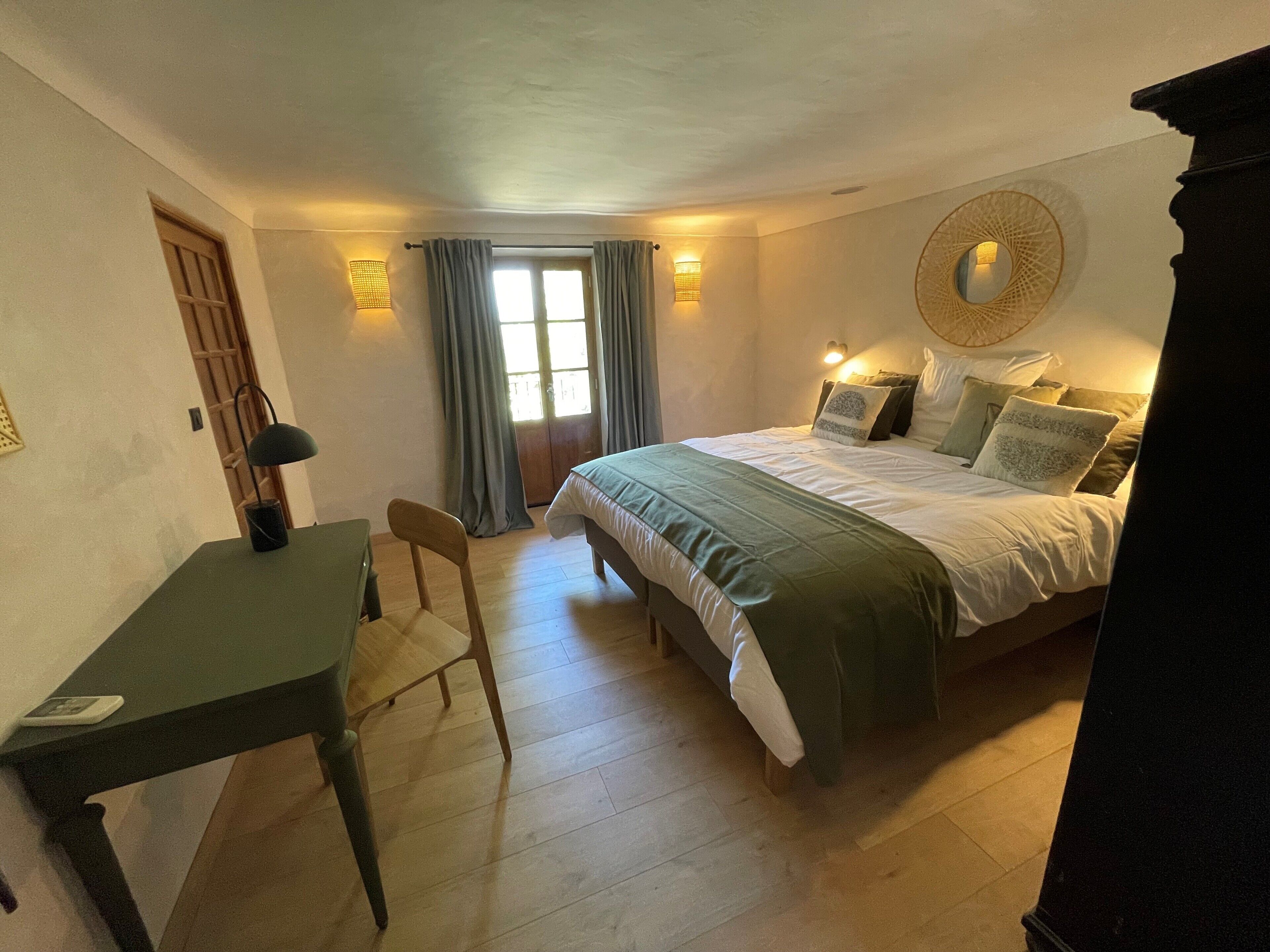 5 chambres, fer et planche à repasser, Wi-Fi, draps fournis