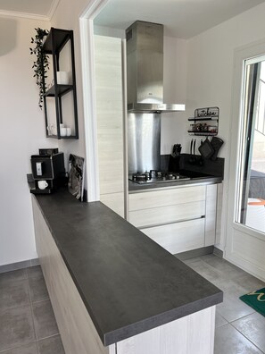 Kylskåp, mikrovågsugn, ugn och spishäll