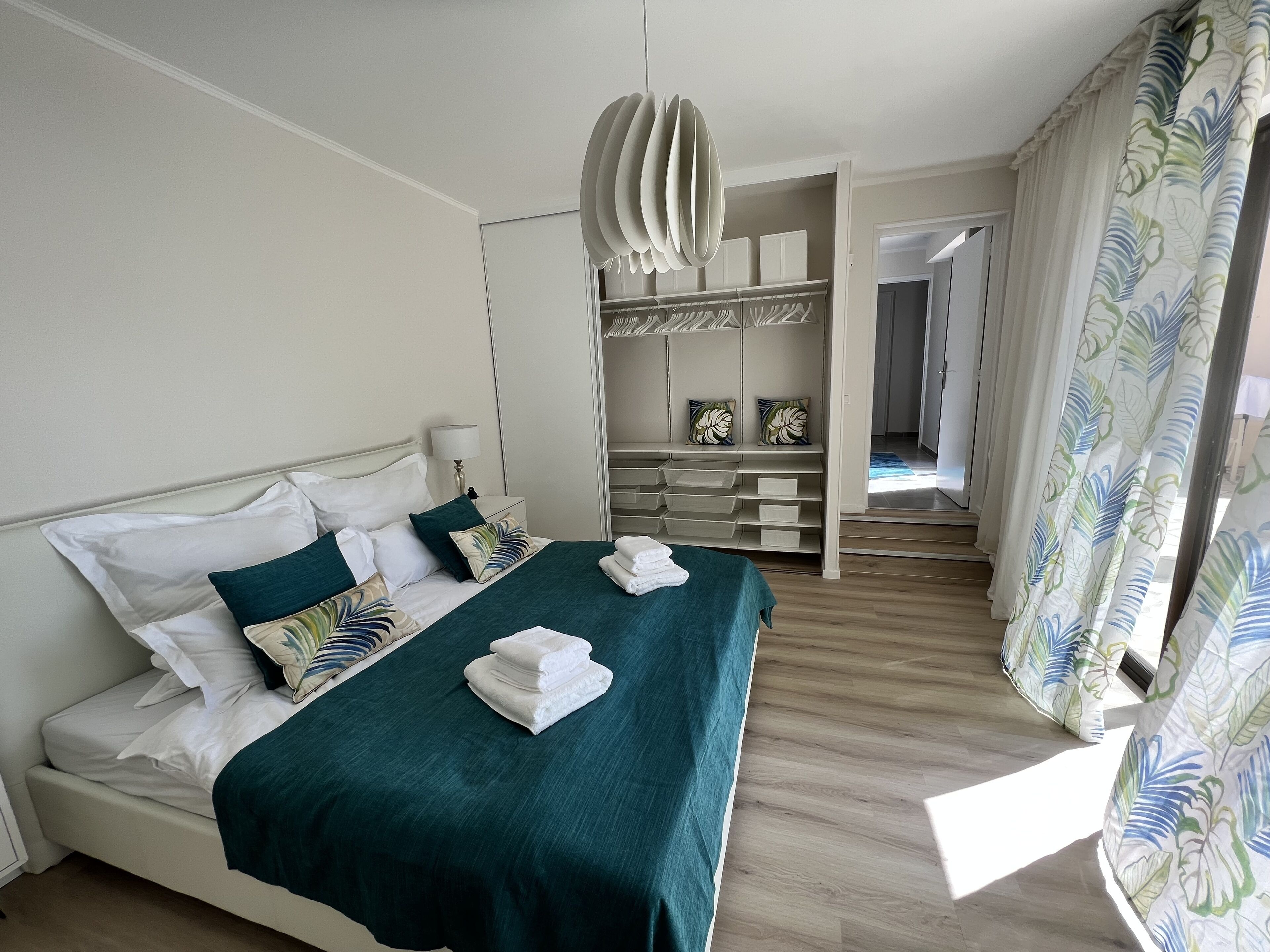 4 Schlafzimmer, Zimmersafe, Schreibtisch, Bügeleisen/Bügelbrett
