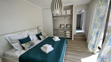 4 Schlafzimmer, Zimmersafe, Schreibtisch, Bügeleisen/Bügelbrett