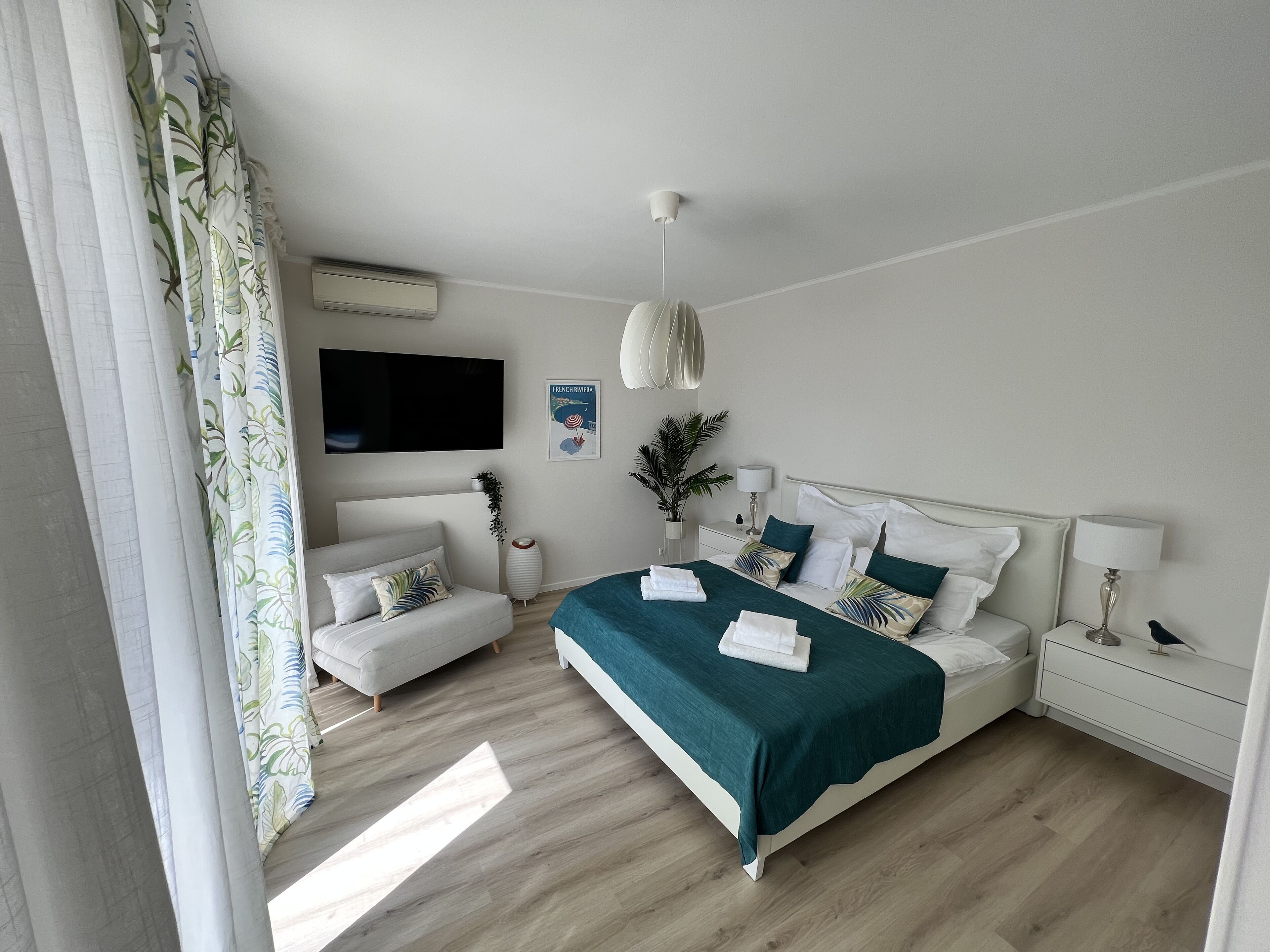 4 chambres, coffres-forts dans les chambres, bureau
