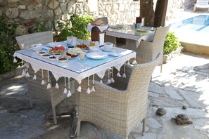 Petit déjeuner composé de spécialités régionales compris tous les jours