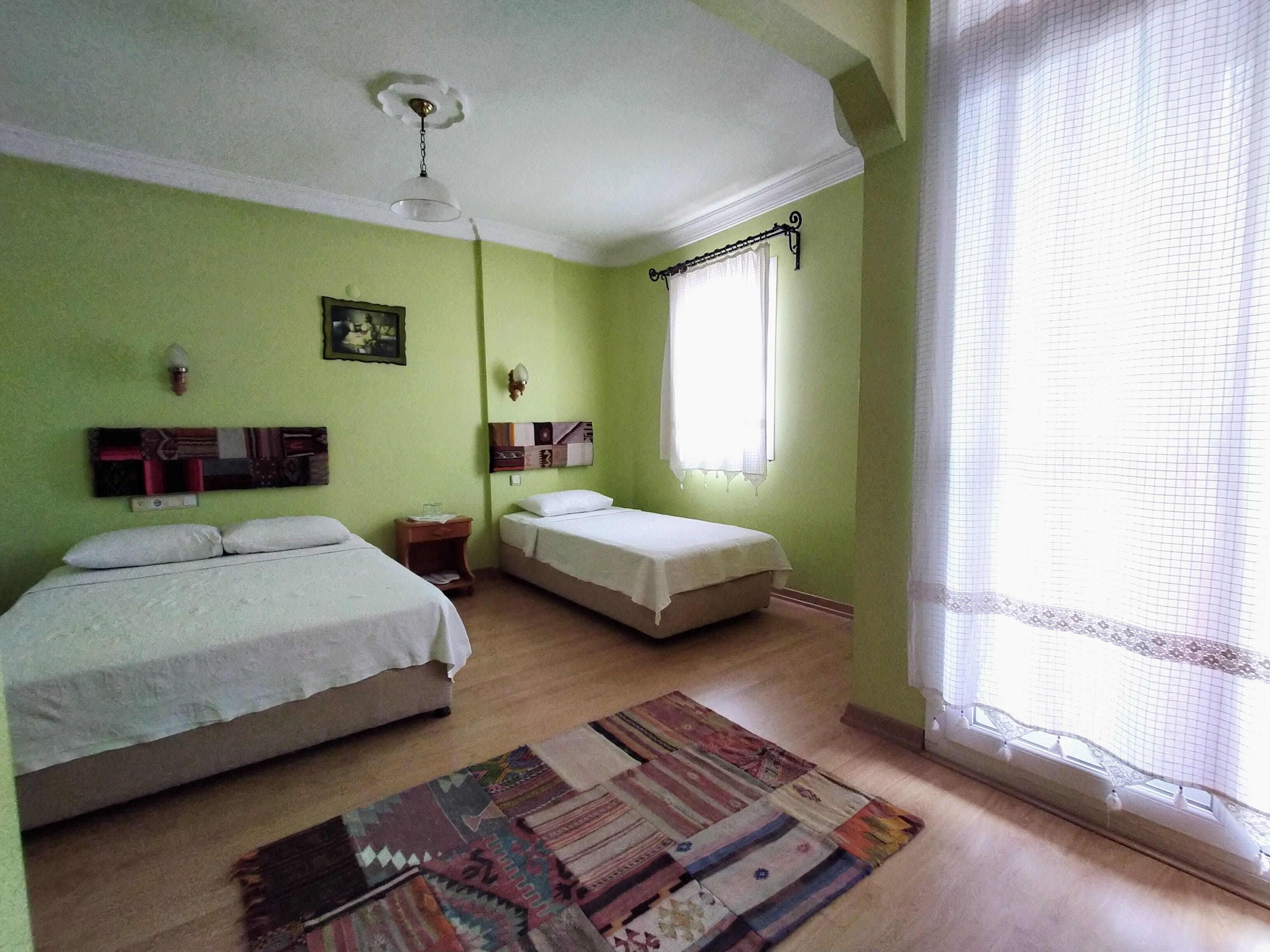 Standard Triple Room | In-room safe, WiFi (free), bed sheets
