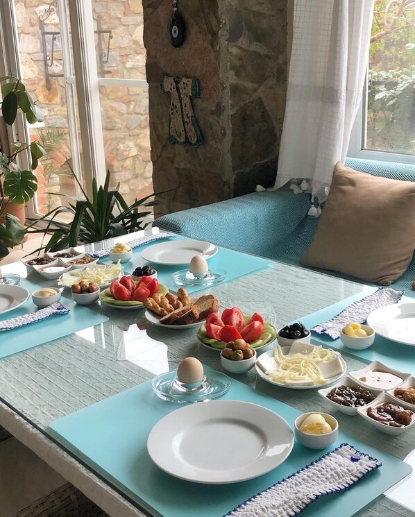 Petit déjeuner composé de spécialités régionales compris tous les jours