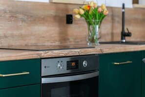 Fridge, oven, stovetop, dishwasher