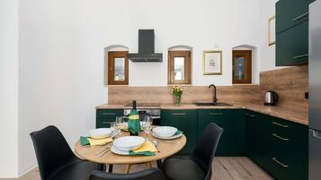 Fridge, oven, stovetop, dishwasher