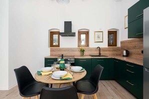 Fridge, oven, stovetop, dishwasher