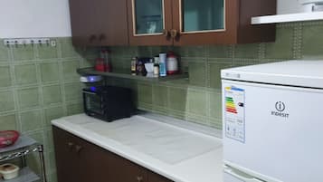 Fridge, oven, stovetop, coffee/tea maker
