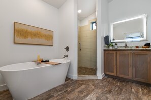 Baignoire, sèche-cheveux, serviettes fournies