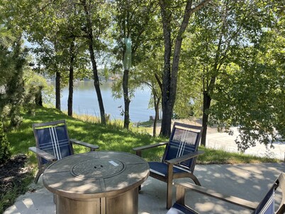 Lakeside Modern Luxury w/Lake Views