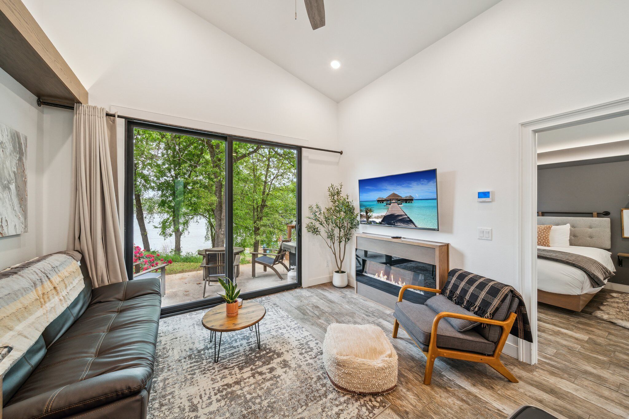 智能电视、壁炉、书