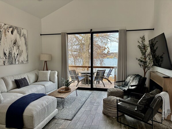 Smart TV, caminetto, libri