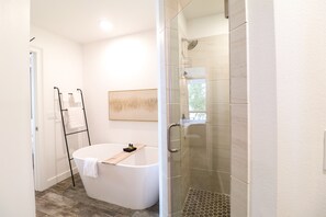 Bathtub, hair dryer, towels - Luxe Lakeside•Lake Views•Couples•Families•Kings (Grove)