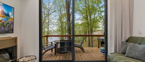 Smart-TV, peis og bøker