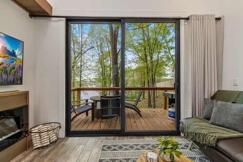 Lakeside Modern Luxury Cabin with Lake View