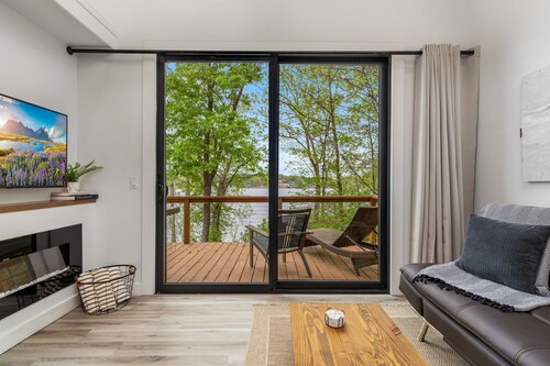 The View on Grand*Epic Lake Views*Couples*Modern Luxury