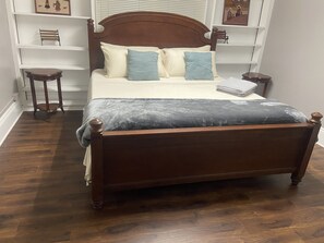 4 habitaciones, escritorio y tabla de planchar con plancha 