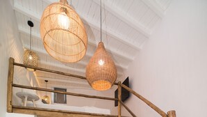 Una scala con ringhiere in legno e un muro in cemento.