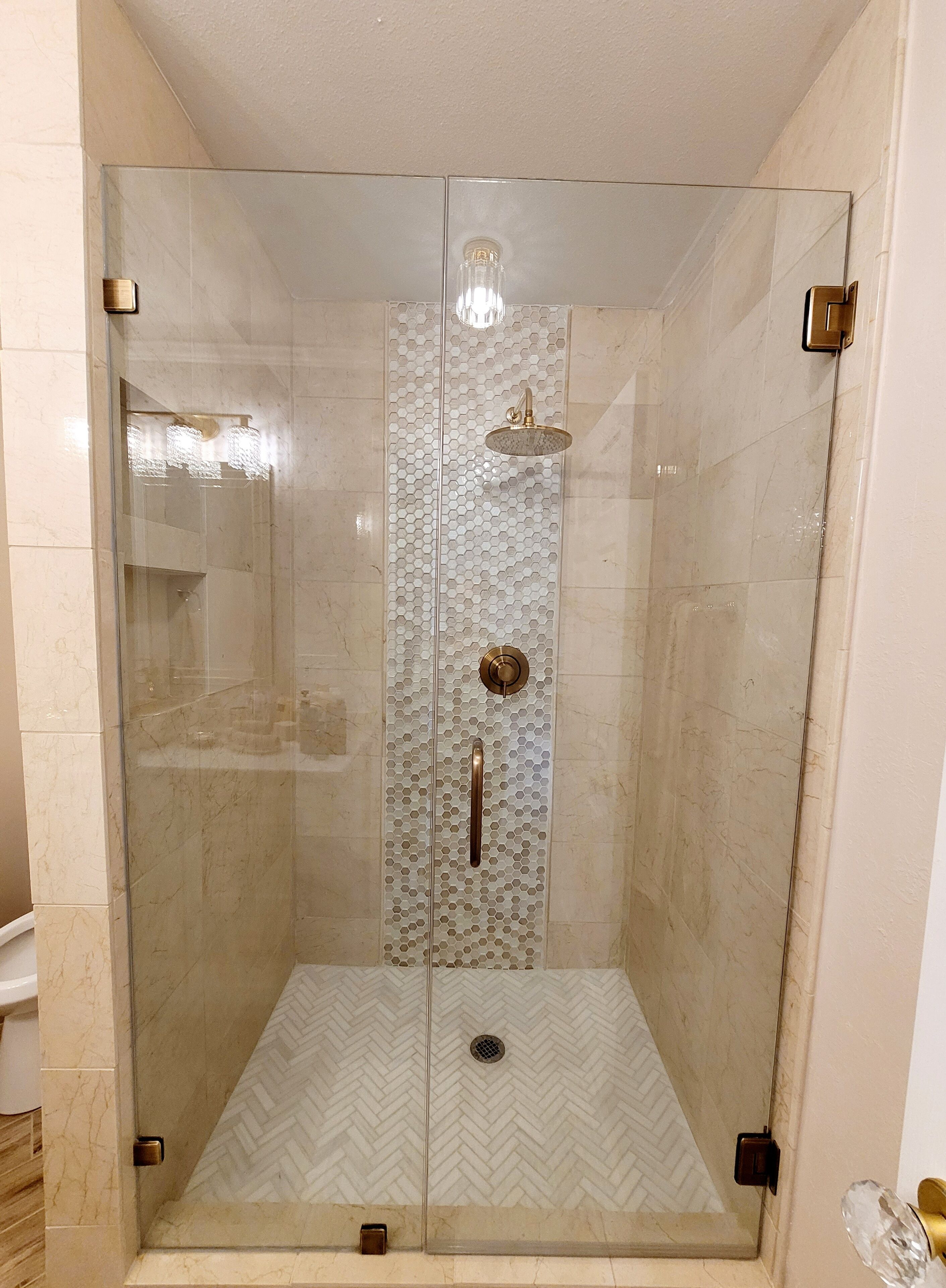 Regadera, secadora de cabello, toallas, jabón 