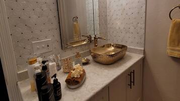 Dusch, hÄrtork, handdukar och tvÄl