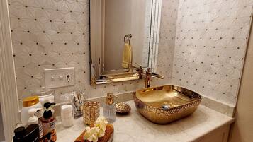 Dusch, hÄrtork, handdukar och tvÄl