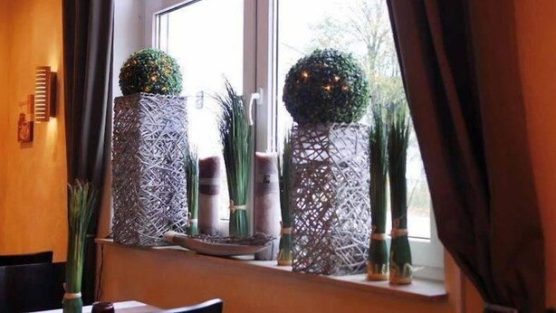 A window with decorative vases and a small table. - Adam Hotel - Giesen (Giesen)