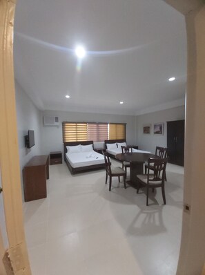 Family Room | Desk, free WiFi, bed sheets