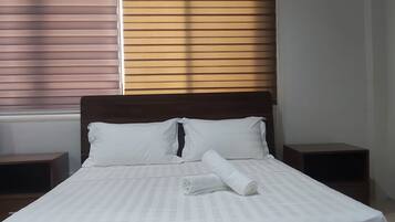 Family Room | Desk, free WiFi, bed sheets