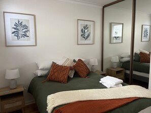 2 bedrooms, desk, iron/ironing board, free WiFi - Absolute Beachfront - simply enjoy  (Henley Beach)