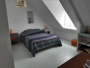 3 chambres, bureau, fer et planche Ă repasser, lit parapluie