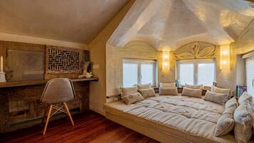 Romantic Double Bed Suite with Pool and Spa, Lagos dos Cisnes | Een kluis op de kamer, individueel gedecoreerd, individueel gemeubileerd