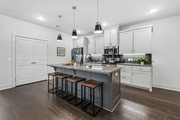 Refrigerador, microondas, horno, placa de cocina