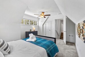 4 bedrooms, desk, iron/ironing board, WiFi - The Millsap - Walk to Centennial Park (Fayetteville)