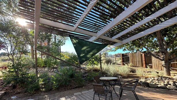 Outdoor dining - Wild Horse Country Stay • Mt. Rose Views Near Reno (Reno)