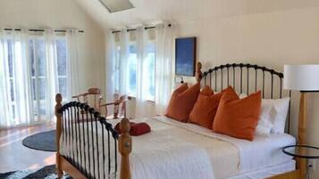 4 bedrooms, desk, WiFi
