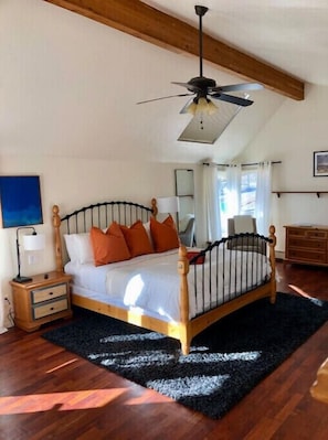 4 bedrooms, desk, WiFi