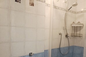 Chuveiro, secador de cabelo, toalhas de banho 